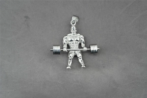 Dettaglio ravvicinato di un ciondolo da bodybuilder muscoloso con bilanciere in acciaio