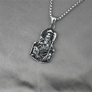 Collana con ciondolo Guan Yu in acciaio inossidabile retrò con dettagli 3D e catena box