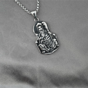 Collana con ciondolo Guan Yu retrò in acciaio inossidabile con finitura vintage per uomo