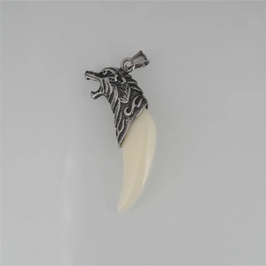 Vintage silver wolf tooth pendant necklace in stainless steel for men's fashion