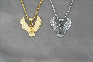 Detailaufnahme der Adler-Anhänger in Gold und Silber mit robusten Kugelketten
