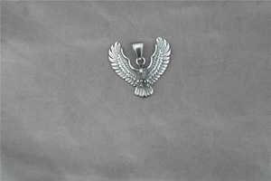 Detailansicht eines Adler-Anhängers mit Flügeln aus Vintage-Edelstahl und Federn