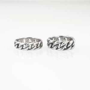 Minimalist silver braided stainless steel ring with vintage chain link design and mirror reflection