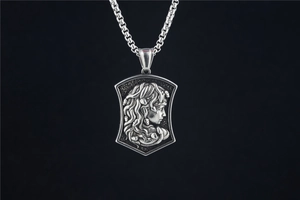 Dettaglio del ciondolo Medusa in rilievo argento vintage con robusta catena a sfere