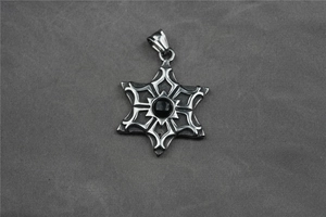 Vue détaillée du pendentif hexagramme vintage en acier avec une pierre noire sertie