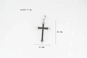 Dettaglio del ciondolo a croce gotica con dimensioni di 52,7 mm di altezza e 31,5 mm di larghezza