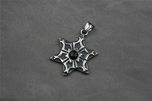 Détail du pendentif hexagramme avec pierre noire et gravures gothiques en acier