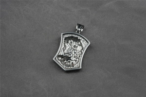 Dettaglio del ciondolo Medusa a forma di scudo d'argento con rilievo greco antico