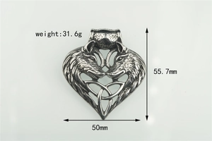 Dettaglio ciondolo a cuore con lupi in argento antico con nodo celtico e dimensioni