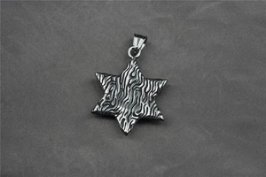 Détail du pendentif hexagramme avec gemme noire et texture de vagues rétro industrielle