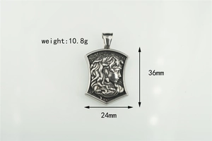 Dettaglio del ciondolo a scudo Medusa argento con dimensioni 36x24mm e un peso di 10,8g