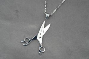 Vue détaillée du collier pendentif ciseaux en acier inoxydable poli couleur argent