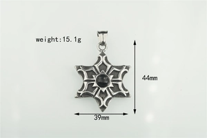 Vue détaillée du pendentif hexagramme avec pierre noire et dimensions de 44mm x 39mm