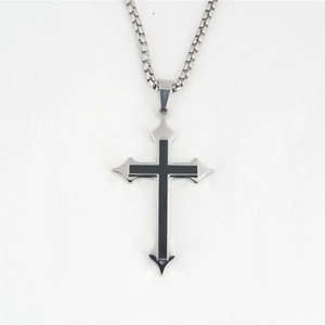 Collana con pendente a croce in acciaio al titanio con smalto nero e catena a scatola
