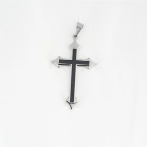 Collana con ciondolo a croce gotica in acciaio al titanio con inserto in smalto nero