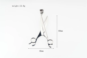 Vue détaillée des dimensions du pendentif ciseaux 3D en acier inoxydable argenté