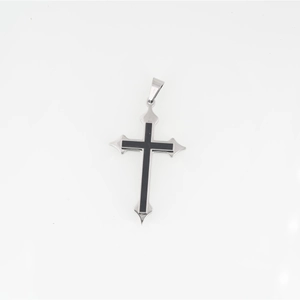 Collana con pendente a croce gotica in acciaio al titanio con inserto nero su fondo bianco