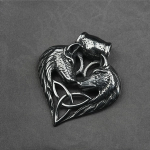 Pendaglio cuore in acciaio vintage con teste di lupo e nodo celtico Triquetra