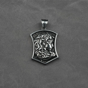 Collana con pendente Medusa in acciaio al titanio rétro con stile mito greco antico
