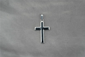 Vue détaillée du pendentif croix en acier inoxydable avec incrustation noire