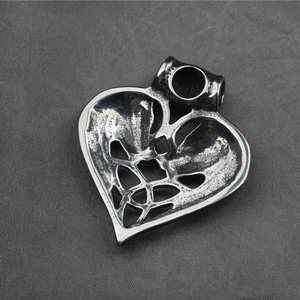 Pendaglio a cuore vintage in argento ossidato con motivi a nodi celtici traforati