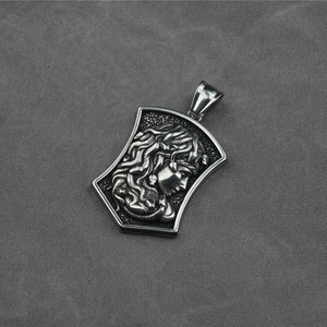 Collana con ciondolo a scudo Medusa in acciaio inossidabile con rilievo di capelli di serpente