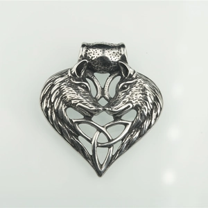 Ciondolo vintage in argento con doppia testa di lupo e nodo celtico a cuore