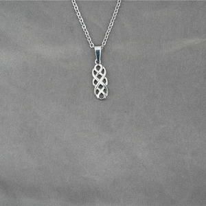 Collana minimalista in acciaio inossidabile argento con pendente a intreccio traforato