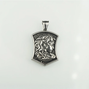 Collana con pendente a scudo Medusa in acciaio al titanio argento stile punk hip hop