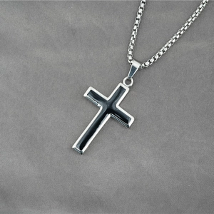 Pendentif croix minimaliste en acier inoxydable avec émail noir sur collier à chaîne box