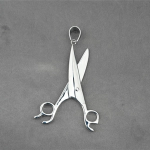 Pendentif ciseaux 3D en acier inoxydable poli pour homme et femme sur fond gris neutre