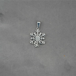 Collier avec pendentif flocon de neige en acier inoxydable poli au design évidé argenté