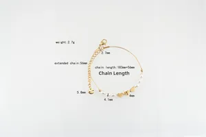 Vue détaillée du bracelet doré avec cœurs, perles et une chaîne d'extension de 56 mm