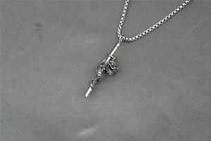 Detailansicht des Drachen um ein Schwert Anhänger aus Titanstahl mit quadratischer Kette