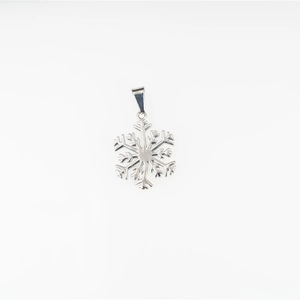 Collier avec pendentif flocon de neige en acier inoxydable poli au design minimaliste