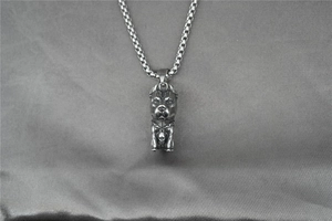 Nahaufnahme eines Bulldoggen-Anhängers aus antikem Edelstahl mit quadratischer Kette
