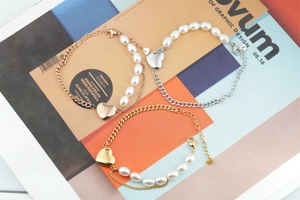 Détails des bracelets cœur avec perles et chaînes gourmettes en trois finitions de métal
