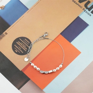 Bracelet minimaliste en acier titane et perles avec breloques cœur et fermoir mousqueton