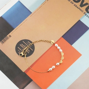 Bracelet en acier titane doré avec cœurs, perles blanches et chaîne réglable