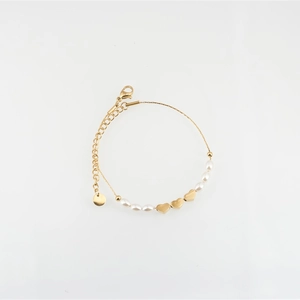 Bracelet minimaliste en acier titane doré avec perles ovales et charms en cœur