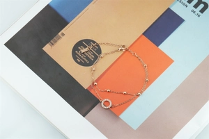 Bracelet double rang en titane rose gold avec un charm anneau serti de cristaux brillants
