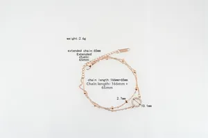 Détail d'un bracelet en acier titane rose doré avec pendentif anneau zircon et extension