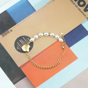 Bracelet élégant en maille gourmette dorée et perles avec un grand pendentif cœur
