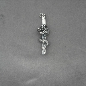 Punk Vintage Titanstahl Drachenschwert Anhänger Halskette mit antikem Silber Finish Detail