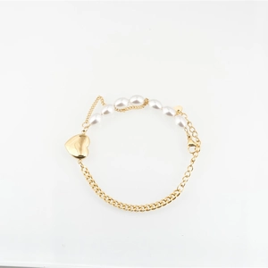Bracelet élégant en acier titane doré avec perles blanches et pendentif cœur en relief