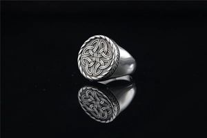 Vue macro détaillée du motif de nœud celtique sur la bague chevalière punk vintage