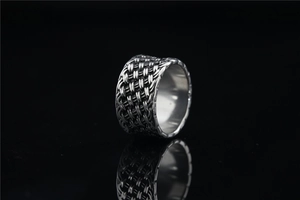 Gros plan sur une bague tressée vintage en argent avec texture tissée et fini oxydé