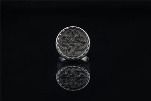 Détail macro d'une bague gothique en acier titane avec motif nœud celtique et fini argenté