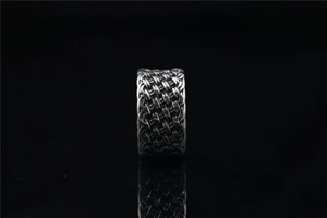 Détail macro de la texture en maille tissée sur l'anneau métallique argenté de style vintage