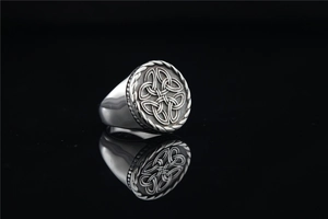 Vue détaillée de la bague en acier titane argenté avec nœud celtique et texture torsadée